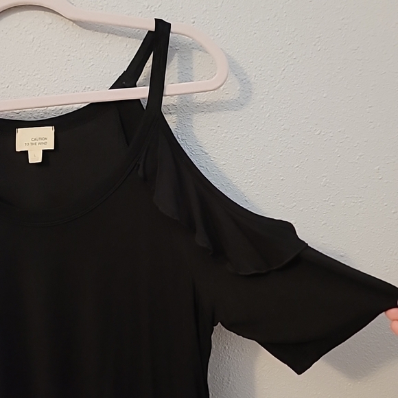 Caution To The Wind Black Cold Shoulder Ruffle Sleeve Swing Top Sz L - Picture 4 of 13